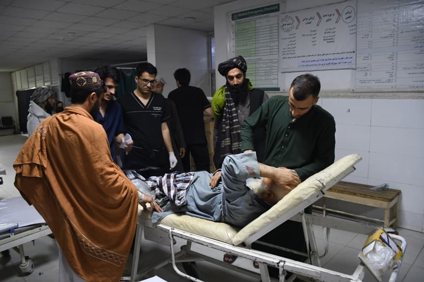 Un hombre herido en un terremoto recibe tratamiento en un hospital de Mazar-e-Sharif, Afganistán, el 3 de noviembre de 2025. (EFE/NAJIB FARYAD)