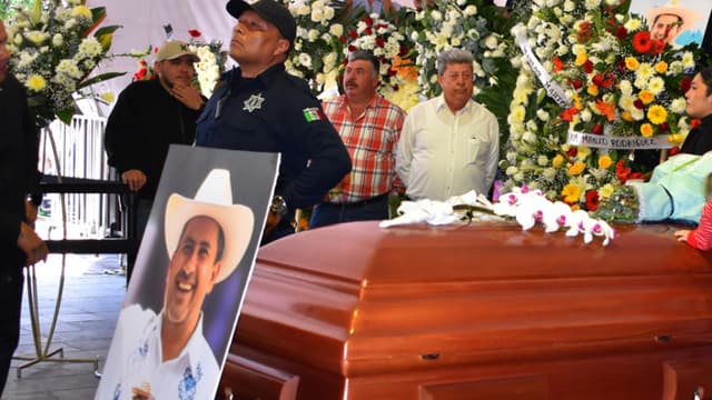 Familiares y amigos asisten al funeral del alcalde Carlos Manzo este domingo, en el municipio de Uruapan en Michoacán, México. (EFE/ Marco Antonio Duarte)