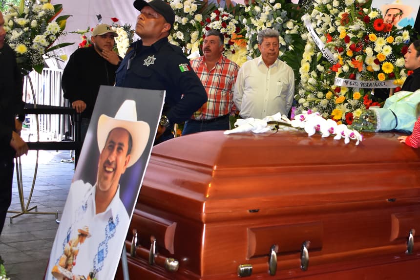 Familiares y amigos asisten al funeral del alcalde Carlos Manzo este domingo, en el municipio de Uruapan en Michoacán, México. (EFE/ Marco Antonio Duarte)