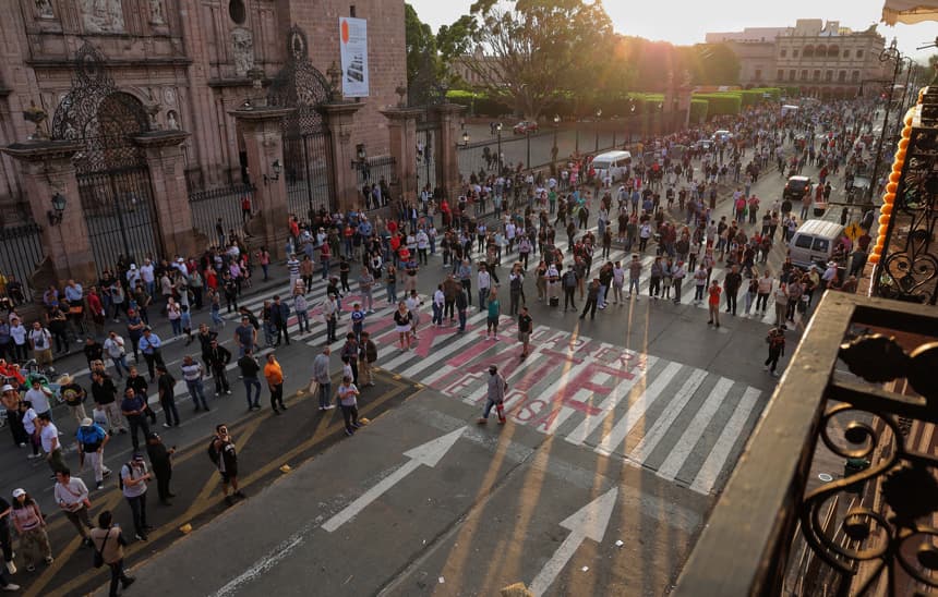 Personas participan en una manifestación este domingo, frente al Palacio de Gobierno en Morelia, México. Cientos de mexicanos salieron a las calles de Morelia para exigir justicia por el asesinato del alcalde de Uruapan, Carlos Manzo Rodríguez, ocurrido la noche del 1 de noviembre tras un evento público. (EFE/ Iván Villanueva)