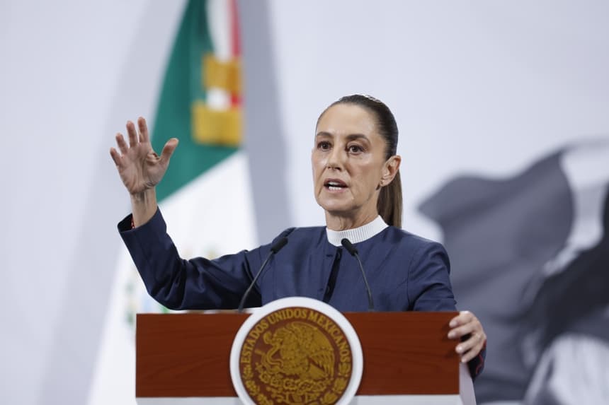 La presidenta de México, Claudia Sheinbaum, participa durante una rueda de prensa este lunes en Palacio Nacional de la Ciudad de México (EFE/Sáshenka Gutiérrez)