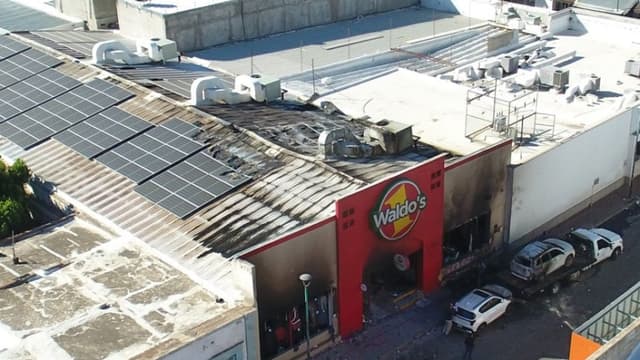 Fotografía aérea de la fachada del local comercial donde ocurrió un incendio este sábado, en Hermosillo, Sonora, México. (EFE/ Daniel Sánchez)