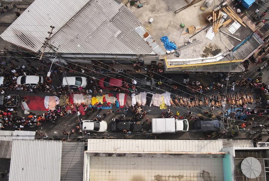 Fotografía aérea de cuerpos sin vida tras la operación policial en una calle de Río de Janeiro, Brasil. (EFE/ Renato Spyrro)