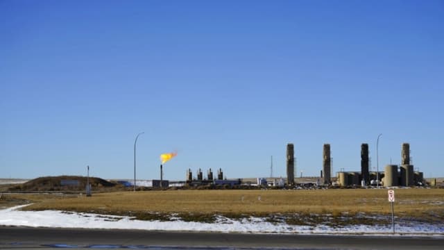 Una antorcha quema el exceso de gas natural producido por los pozos petrolíferos en el condado de McKenzie, en Williston, Dakota del Norte, el 21 de diciembre de 2023. (Madalina Vasiliu/The Epoch Times)