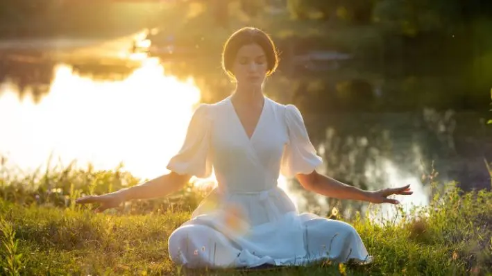 Una mujer realiza los ejercicios de Falun Gong en Kiev, Ucrania, el 18 de agosto de 2024. (Oleksii Pidsosonnyi/The Epoch Times)