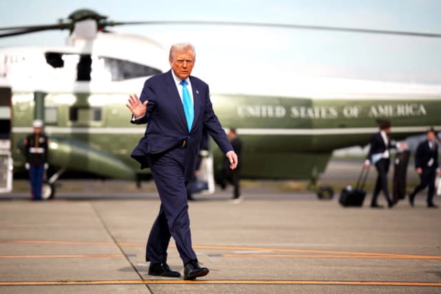 El presidente Donald Trump saluda mientras se prepara para abordar el Air Force One para partir hacia Corea del Sur en el aeropuerto de Haneda, en Tokio, Japón, el 29 de octubre de 2025. (Andrew Harnik/Getty Images)
