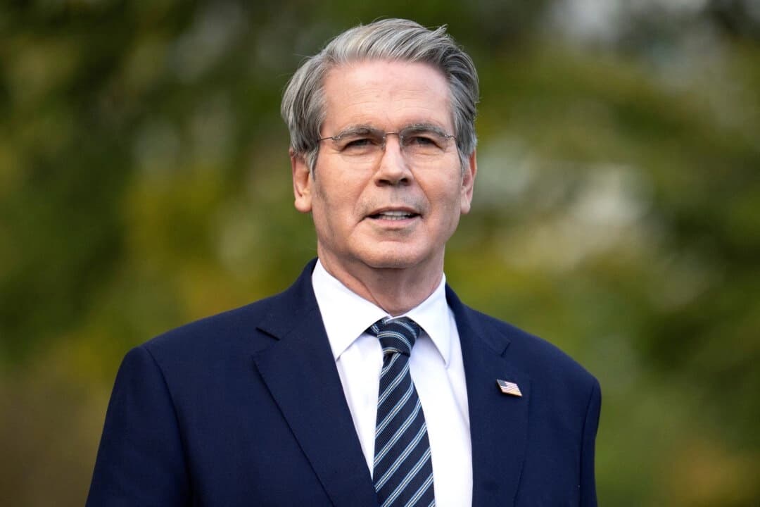 El secretario del Tesoro, Scott Bessent, habla con los periodistas frente al ala oeste de la Casa Blanca en Washington el 22 de octubre de 2025. (Jim Watson/AFP a través de Getty Images).
