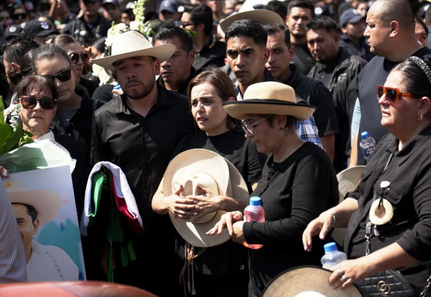 Familiares y amigos asisten al funeral del alcalde Carlos Manzo este domingo, en el municipio de Uruapan en Michoacán, México. (EFE/ Iván Villanueva)