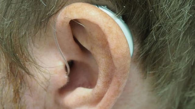 Campaña en México busca combatir estigma sobre el uso de auxiliares auditivos