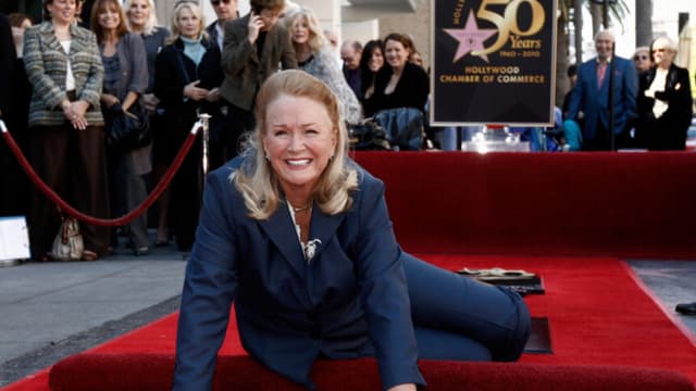 La actriz Diane Ladd posa tras recibir una estrella en el Paseo de la Fama de Hollywood en Los Ángeles, el 1 de noviembre de 2010. (Foto AP/Matt Sayles, archivo).