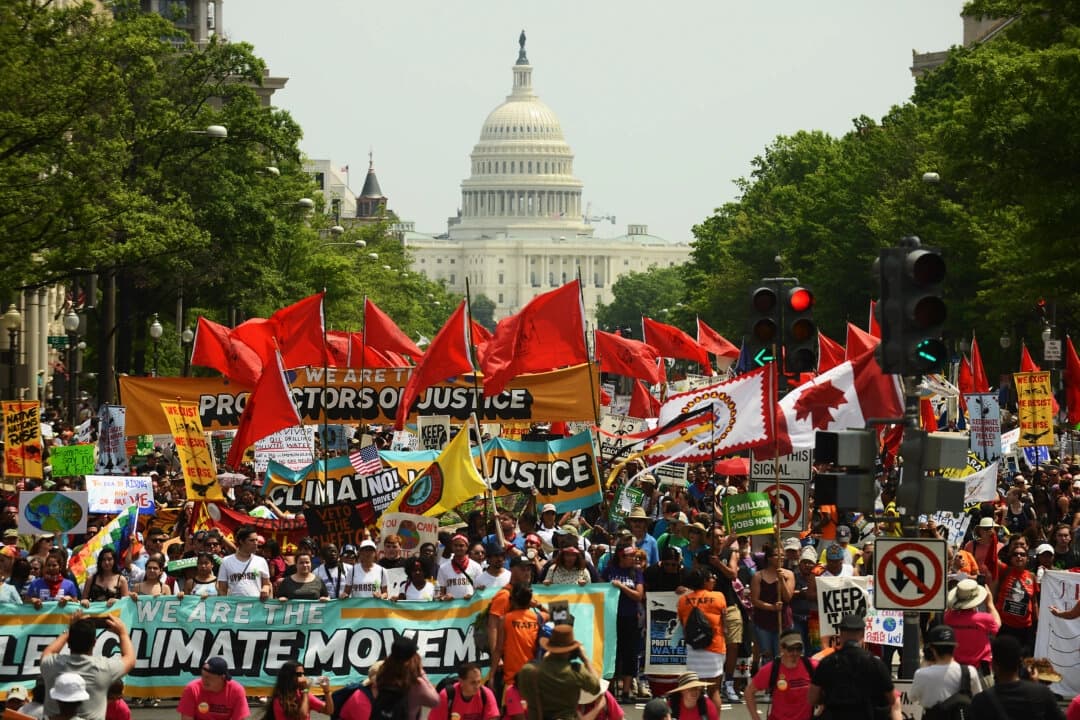 Defensores marchan para protestar contra las políticas medioambientales del presidente Donald Trump en Washington, en una foto de archivo. (Astrid Riecken/Getty Images)