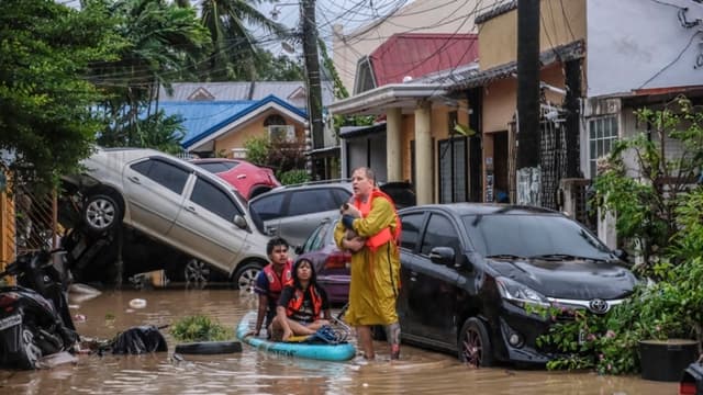 Una pila de coches arrastrados por las inundaciones registradas en la ciudad filipina de Cebú, centro del país, a raíz del paso del tifón Kalmaegi. (EFE/EPA/JUANITO ESPINOSA)