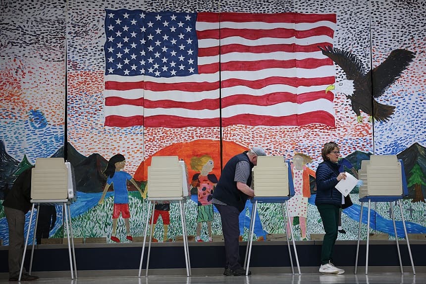 Los votantes de Virginia emiten sus votos en la escuela primaria Robius el 4 de noviembre de 2025 en Midlothian, Virginia. (Win McNamee/Getty Images)