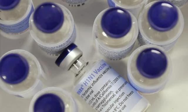 El tiomersal, también conocido como timerosal, es un compuesto de mercurio que genera preocupación en cuanto a la seguridad de la vacuna contra la gripe porcina y otras vacunas. (William West/AFP/Getty Images)