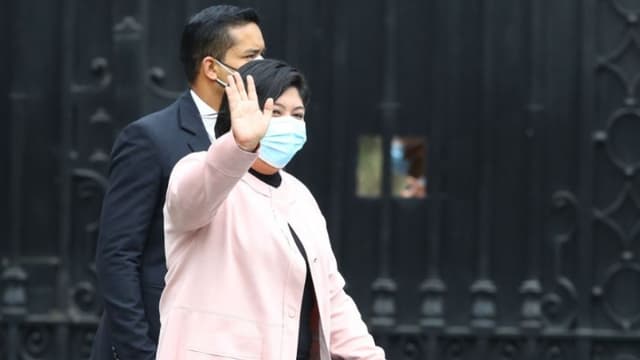 La ministra de Trabajo y Promoción del Empleo de Perú, Betssy Chávez, saluda a su llegada al Congreso para la sesión parlamentaria de investidura (conocida como «Cuestión de Confianza»), en la que el jefe de Gabinete solicita el apoyo de los legisladores, el 4 de noviembre de 2021 en Lima, Perú. (Foto de Leonardo Fernández/Getty Images)
