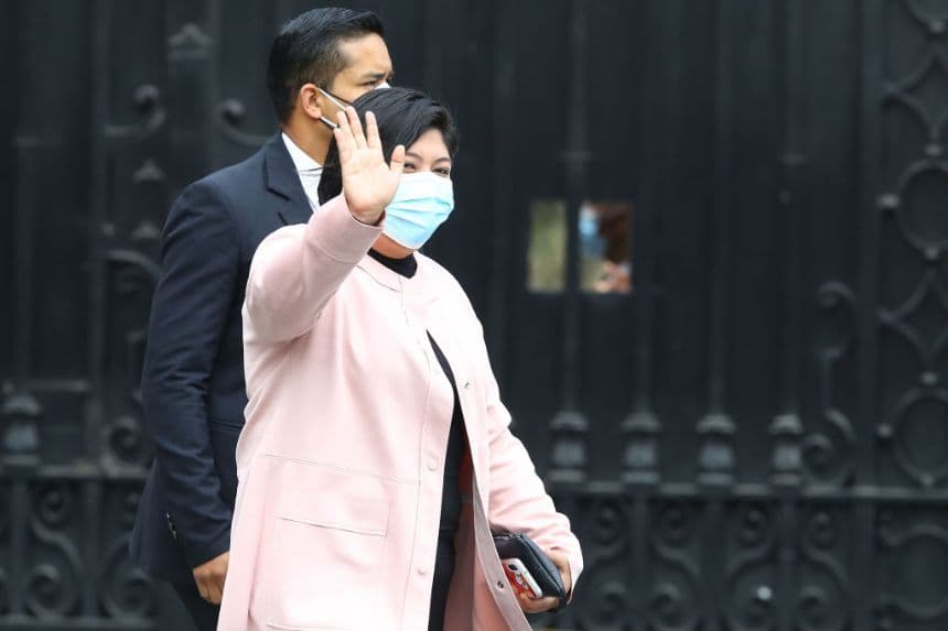 La ministra de Trabajo y Promoción del Empleo de Perú, Betssy Chávez, saluda a su llegada al Congreso para la sesión parlamentaria de investidura (conocida como «Cuestión de Confianza»), en la que el jefe de Gabinete solicita el apoyo de los legisladores, el 4 de noviembre de 2021 en Lima, Perú. (Foto de Leonardo Fernández/Getty Images)