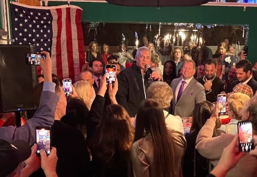 El candidato republicano a gobernador de Nueva Jersey, Jack Ciattarelli, exhorta a sus seguidores en un abarrotado bar Kelly's Tavern, en Neptune City, el 3 de noviembre, a votar en las elecciones del 4 de noviembre, en su reñida contienda con la representante federal Mikie Sherrill (D-N.J.). (Epoch Times/John Haughey)