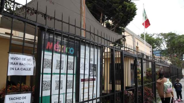 Fotografía donde se observa la fachada de la Embajada de México este lunes, en Lima (Perú). El Gobierno de Perú anunció que ha decidido romper relaciones diplomáticas con México por otorgarle asilo a Betssy Chávez, ex primera ministra del izquierdista Pedro Castillo (2011-2022), procesada junto a él por el fallido intento de golpe de Estado de finales de 2022. (EFE/ Paolo Aguilar)