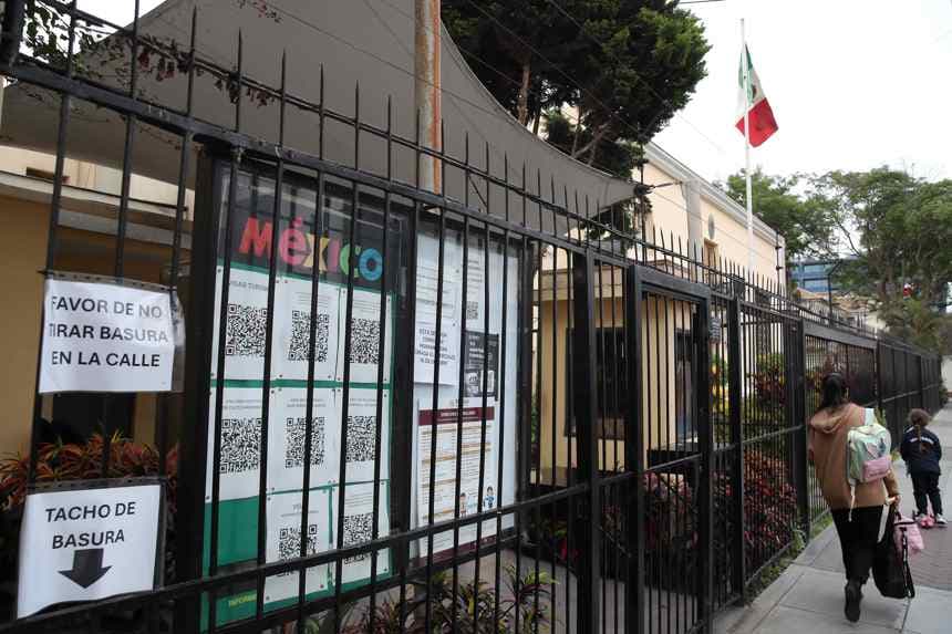 Encargada de Embajada de México abandona Perú tras ruptura de relaciones diplomáticas