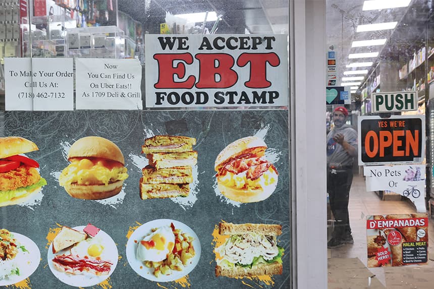 Un letrero de EBT se muestra en la ventana de una tienda de comestibles el 30 de octubre de 2025 en el barrio de Flatbush, en el distrito de Brooklyn, en la ciudad de Nueva York. (Michael M. Santiago/Getty Images)