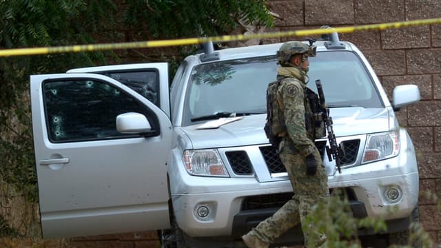 Un agente de la Marina Armada de México realiza un reconocimiento del sitio donde se originó un enfrentamiento entre la fuerza militar y un grupo armado, en el municipio de Culiacán, en el estado de Sinaloa. (Imagen de archivo. EFE/Juan Carlos Cruz)