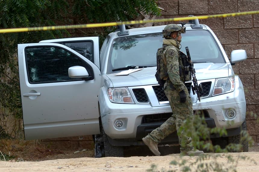 Un agente de la Marina Armada de México realiza un reconocimiento del sitio donde se originó un enfrentamiento entre la fuerza militar y un grupo armado, en el municipio de Culiacán, en el estado de Sinaloa. (Imagen de archivo. EFE/Juan Carlos Cruz)