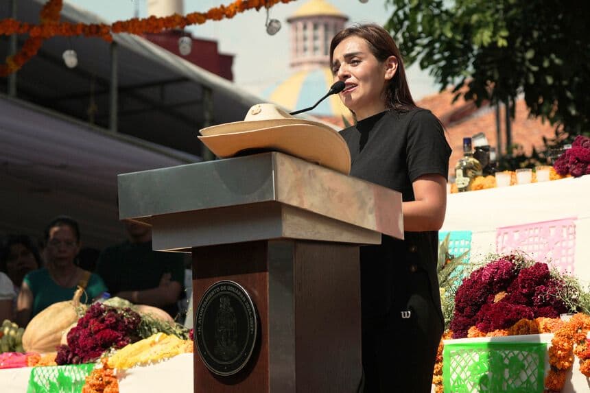 Grecia Quiroz, viuda del alcalde de Uruapan Carlos Manzo, habla durante el funeral del alcalde este domingo, en el municipio de Uruapan en Michoacán, México, 2 de noviembre de 2025. (EFE/ Iván Villanueva)
