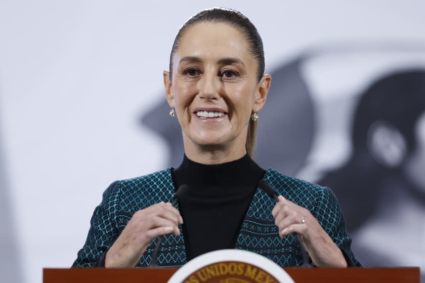 La presidenta de México, Claudia Sheinbaum, habla durante una rueda de prensa este martes, en Palacio Nacional de la Ciudad de México (EFE/Sáshenka Gutiérrez)