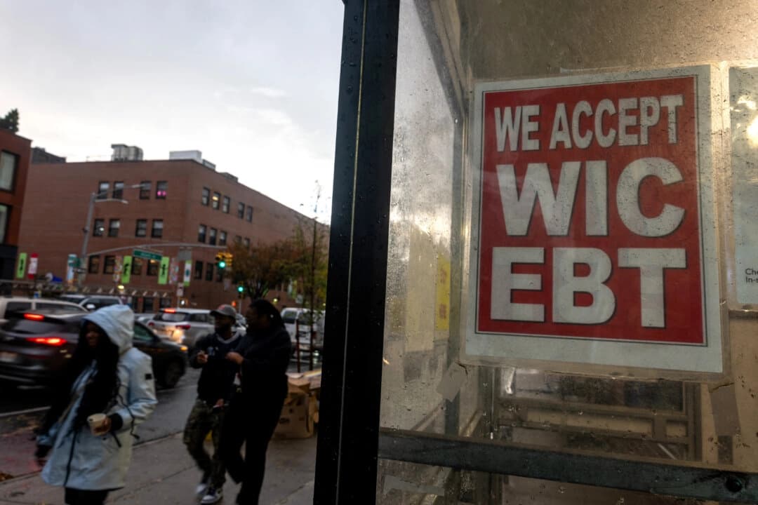 Una tienda de comestibles de Nueva York que acepta tarjetas de transferencia electrónica de beneficios (EBT) para compras SNAP y WIC el 30 de octubre de 2025. (Spencer Platt/Getty Images).