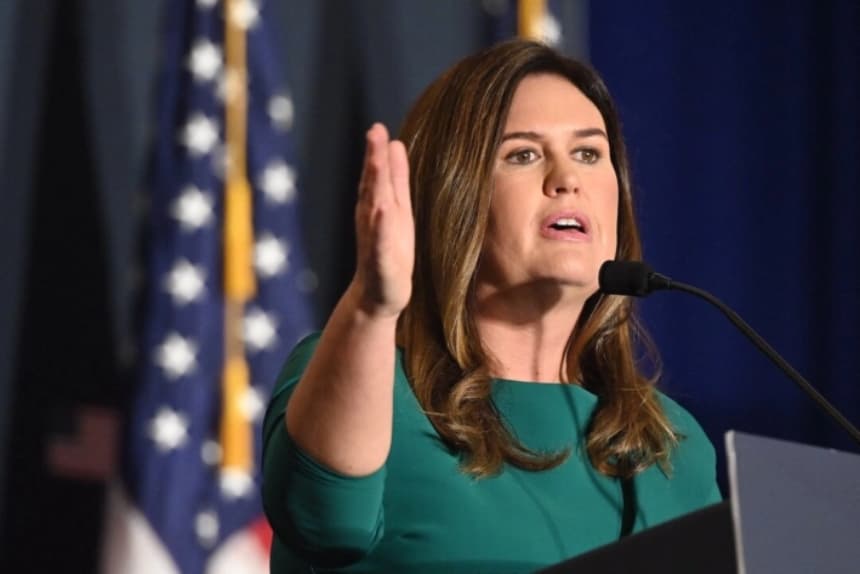 La gobernadora de Arkansas, Sarah Huckabee Sanders, interviene en la Cumbre de la Agenda del Instituto de Políticas America First, en Washington, el 26 de julio de 2022. (Mandel Ngan/AFP vía Getty Images)