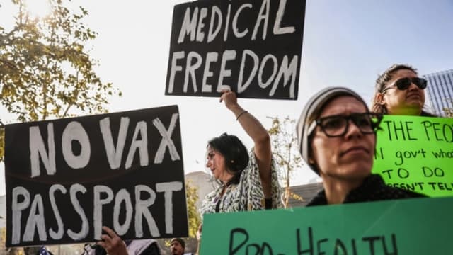 Manifestantes se reúnen para protestar contra la obligatoriedad de la vacunación contra la COVID-19 impuesta por el Ayuntamiento de Los Ángeles a los empleados y contratistas municipales, el 8 de noviembre de 2021. (Mario Tama/Getty Images)