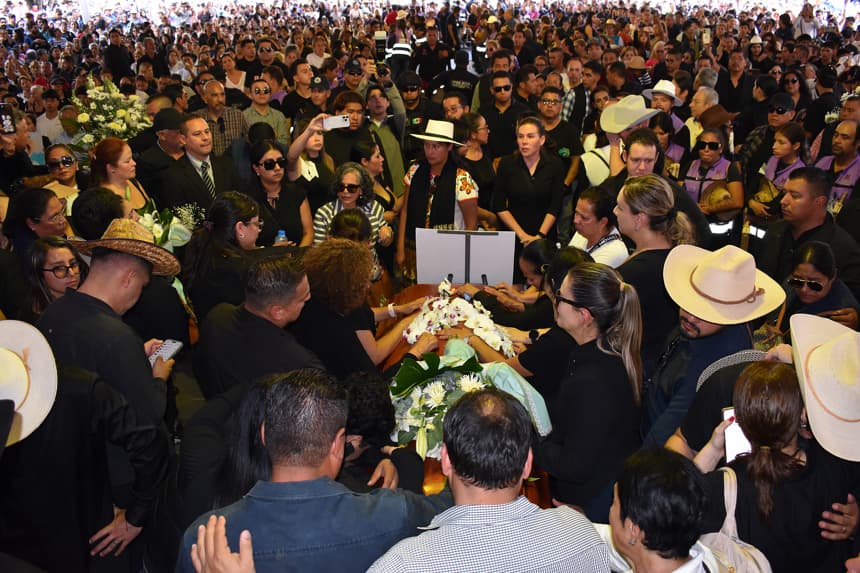 Familiares y amigos asisten al funeral del alcalde Carlos Manzo este domingo, en el municipio de Uruapan en Michoacán (EFE/ Marco Antonio Duarte)