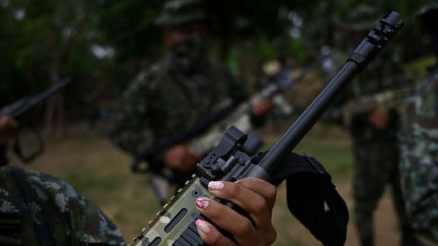 Miembros del grupo disidente de las FARC Segunda Marquetalia se reúnen en una finca en Llorente, una zona rural de la ciudad portuaria de Tumaco, departamento de Nariño, Colombia, el 31 de agosto de 2024. (Foto de JOAQUIN SARMIENTO/AFP vía Getty Images)