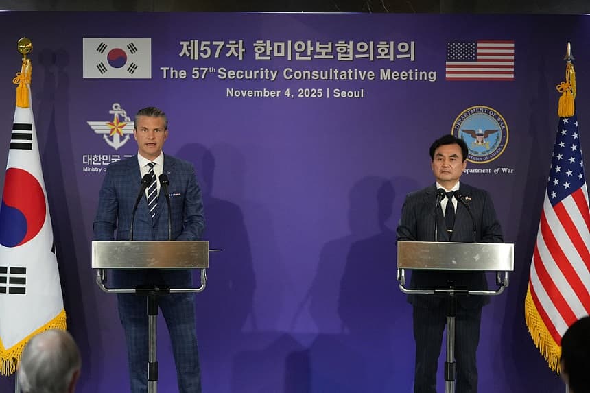El secretario de Defensa de Estados Unidos, Pete Hegseth (izquierda), habla mientras el ministro de Defensa de Corea del Sur, Ahn Gyu-back (derecha), observa durante una conferencia de prensa conjunta tras la 57.ª Reunión Consultiva de Seguridad en el Ministerio de Defensa el 4 de noviembre de 2025 en Seúl, Corea del Sur.(Lee Jin-man - Pool/Getty Images)