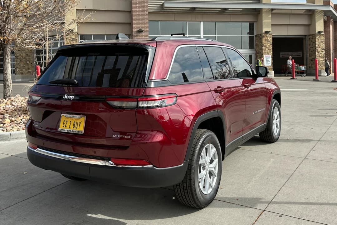 Un vehículo utilitario deportivo Jeep Grand Cherokee 2023 sin vender espera a ser inspeccionado fuera de un almacén de Costco en Sheridan, Colorado. (David Zalubowski/AP Photo)