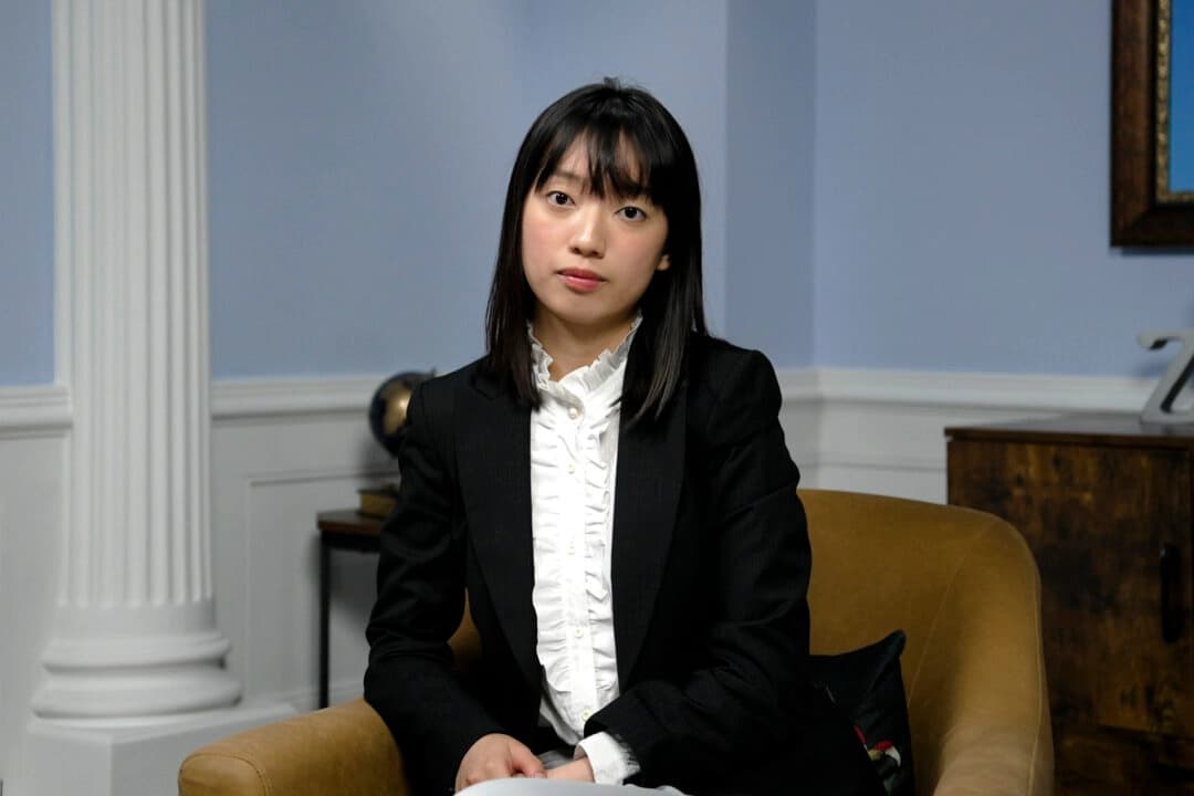 Chloe Cheung, directora adjunta de la Fundación Comité para la Libertad en Hong Kong, en una entrevista con NTD en Londres en agosto de 2025. (NTD)
