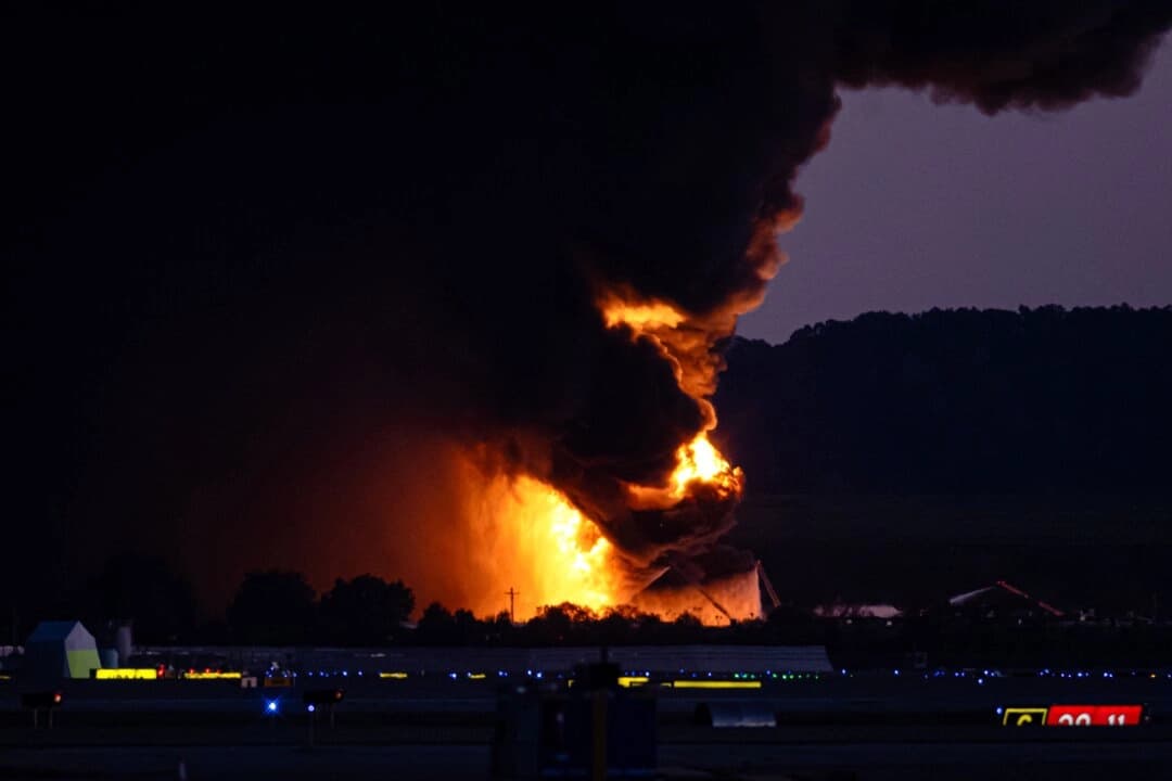 Una bola de fuego estalla cerca de las instalaciones del aeropuerto tras los informes de un accidente aéreo en el Aeropuerto Internacional de Louisville, en Louisville, Kentucky, el 4 de noviembre de 2025. (Jon Cherry/AP Photo)