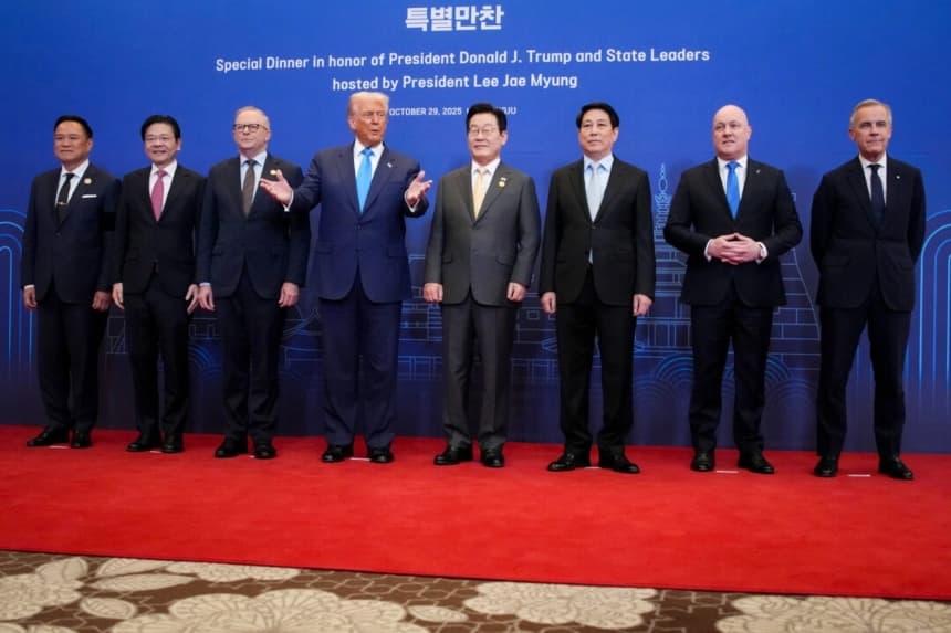 Los líderes de la APEC posan para una foto grupal antes de una cena en honor al presidente estadounidense Donald Trump (4.° por la izquierda) durante las reuniones de la APEC en el Hilton Gyeongju, en Gyeongju, Corea del Sur, el 29 de octubre de 2025. El gobierno de Trump ha firmado acuerdos comerciales con varios países, entre ellos el Reino Unido, la Unión Europea, Japón y Corea del Sur. (Andrew Harnik/Getty Images)
