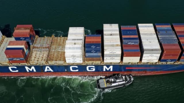 Un buque portacontenedores es asistido por un remolcador al llegar al puerto de Oakland el 10 de octubre de 2025. (Justin Sullivan/Getty Images)