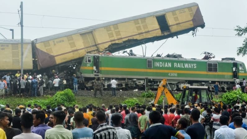 Once muertos y veinte heridos deja colisión frontal entre dos trenes en la India