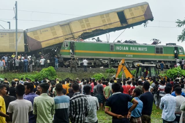 Once muertos y veinte heridos deja colisión frontal entre dos trenes en la India