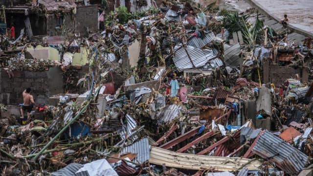 Residentes inspeccionan los daños tras el paso del tifón Kalmaegi en la ciudad de Talisay, provincia de Cebú, Filipinas, este martes. El tifón Kalmaegi azotó la región de Visayas, en el centro de Filipinas, este martes, causando inundaciones, cortes de luz y daños materiales. (EFE/ Juanito Espinosa)
