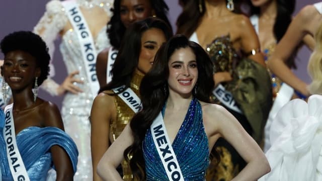 Fátima Bosch, posa en el escenario durante el evento oficial de bienvenida de Miss Universo 2025 en Bangkok, Tailandia, el 5 de noviembre de 2025. (EFE/EPA/RUNGROJ YONGRIT)