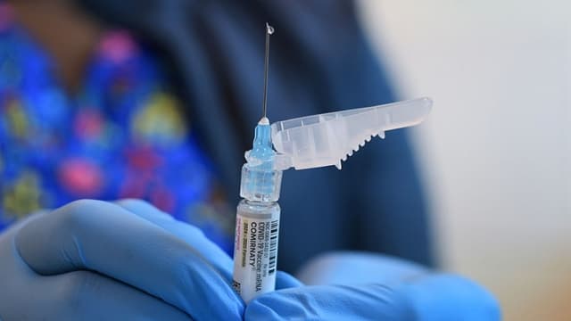 En esta ilustración fotográfica, Ruth Jones, enfermera de inmunización, sostiene una vacuna Comirnaty en el Centro de Salud Borinquen el 29 de mayo de 2025 en Miami, Florida. (Ilustración fotográfica de Joe Raedle/Getty Images)