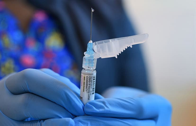 En esta ilustración fotográfica, Ruth Jones, enfermera de inmunización, sostiene una vacuna Comirnaty en el Centro de Salud Borinquen el 29 de mayo de 2025 en Miami, Florida. (Ilustración fotográfica de Joe Raedle/Getty Images)