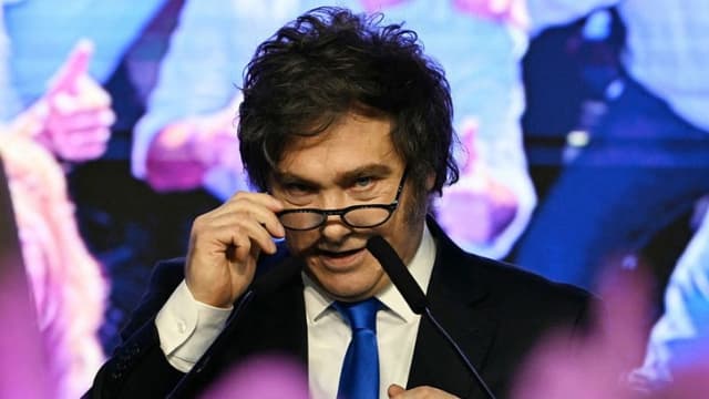 El presidente argentino Javier Milei gesticula en la sede del partido gobernante La Libertad Avanza tras los resultados de las elecciones legislativas nacionales de mitad de mandato celebradas en Buenos Aires el 26 de octubre de 2025. (LUIS ROBAYO/AFP a través de Getty Images)