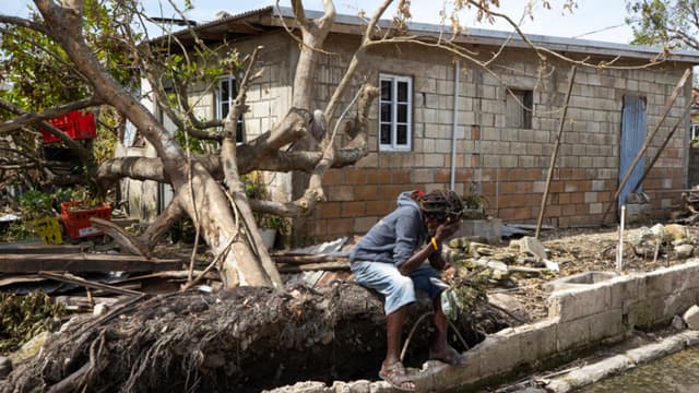 Un hombre descansa frente a una casa llena de escombros tras el paso del huracán Melissa en Falmouth, Jamaica. (EFE/Orlando Barría)
