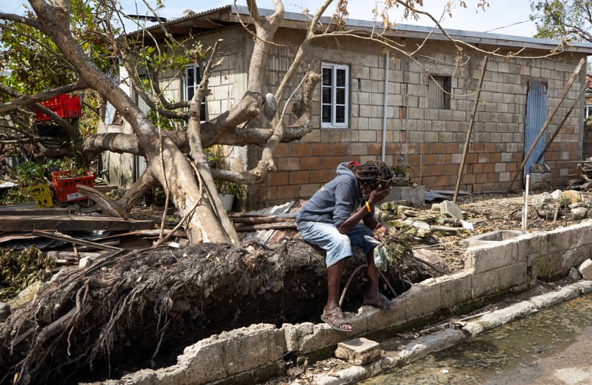 Un hombre descansa frente a una casa llena de escombros tras el paso del huracán Melissa en Falmouth, Jamaica. (EFE/Orlando Barría)