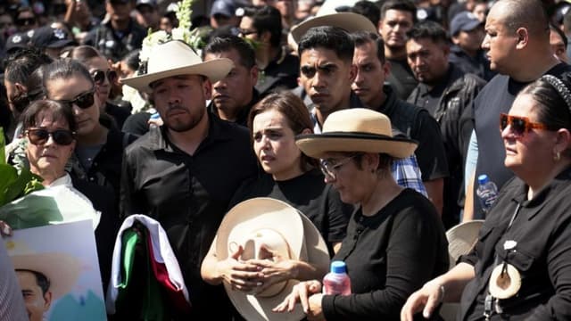 Familiares y amigos acompañan a Grecia Quiroz (Centro) la viuda del alcalde Carlos Manzo en el funeral de su esposo este domingo, en el municipio de Uruapan en Michoacán, México. (EFE/ Iván Villanueva)