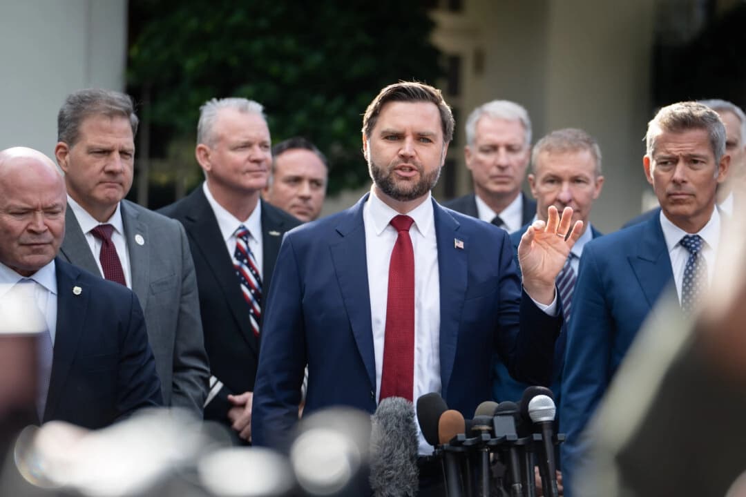 El vicepresidente JD Vance habla en una rueda de prensa durante el trigésimo día del cierre del gobierno en la Casa Blanca, en Washington, el 30 de octubre de 2025. (Madalina Kilroy/The Epoch Times).